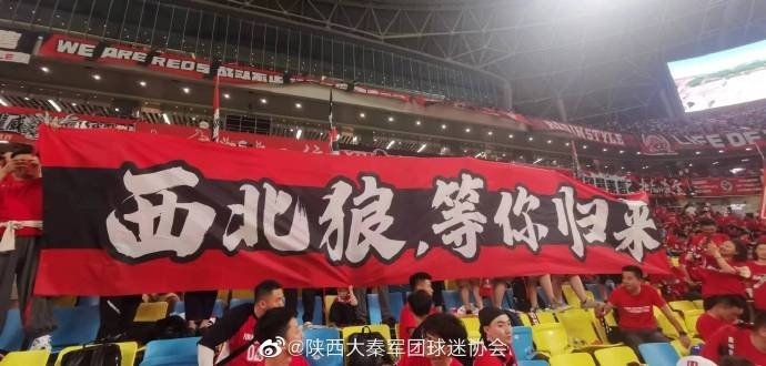 波鸿球迷横幅抗议俱乐部管理层  
