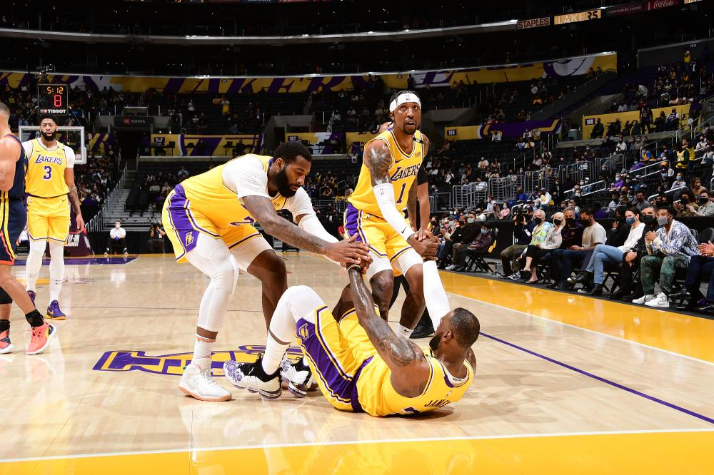  詹姆斯准三双 湖人险胜勇士  