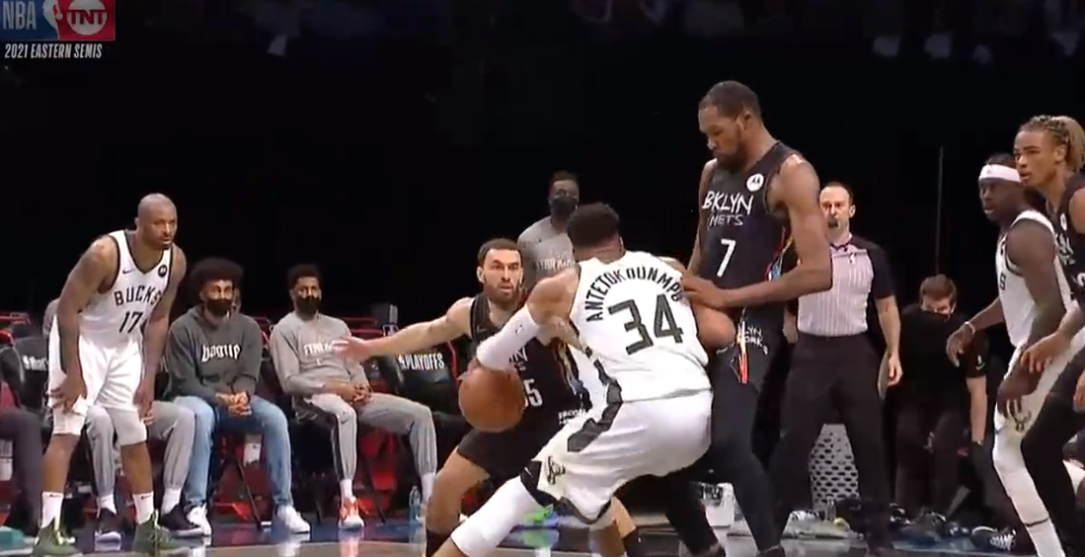  字母哥狂砍五十加十七篮板，雄鹿轻取尼克斯豪取八连胜  